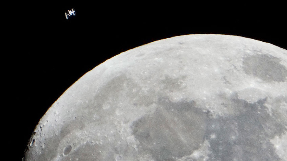 The photographer captured a strange image of the ISS as it passed in front of the moon