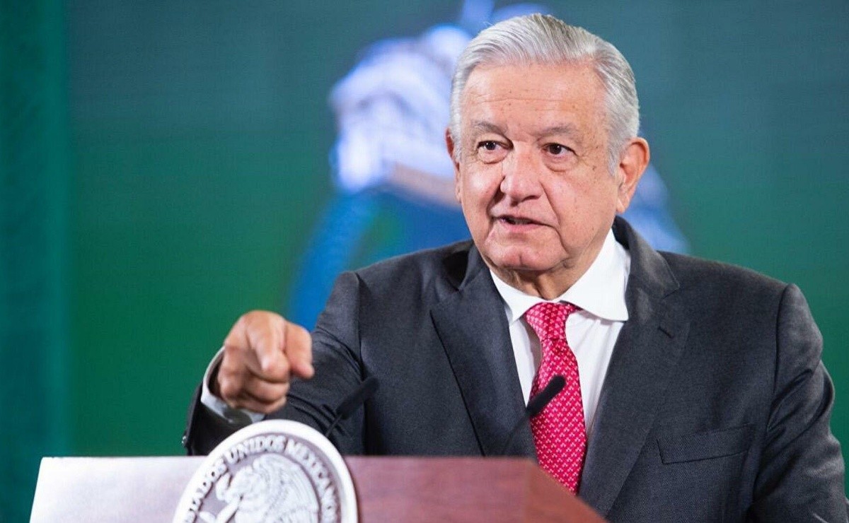 Andres Manuel Lopez Obrador (AMLO) congratulates Seco and Canelo for their achievements