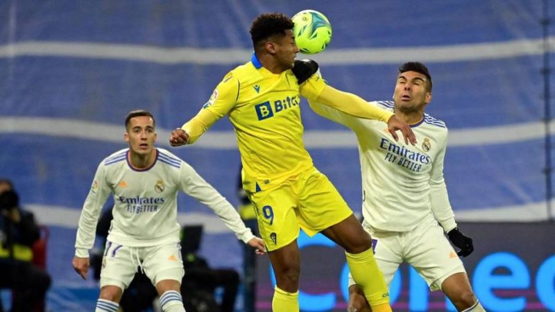 Live: ‘Soko’ Lozano pulls out due to injury and Cadiz endures Real Madrid siege