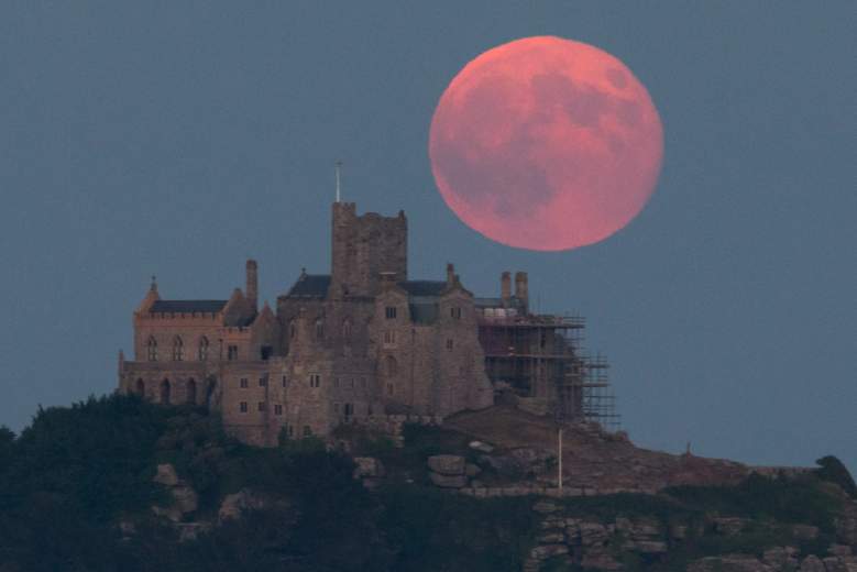 Strawberry Supermoon: Photos of the astronomical event