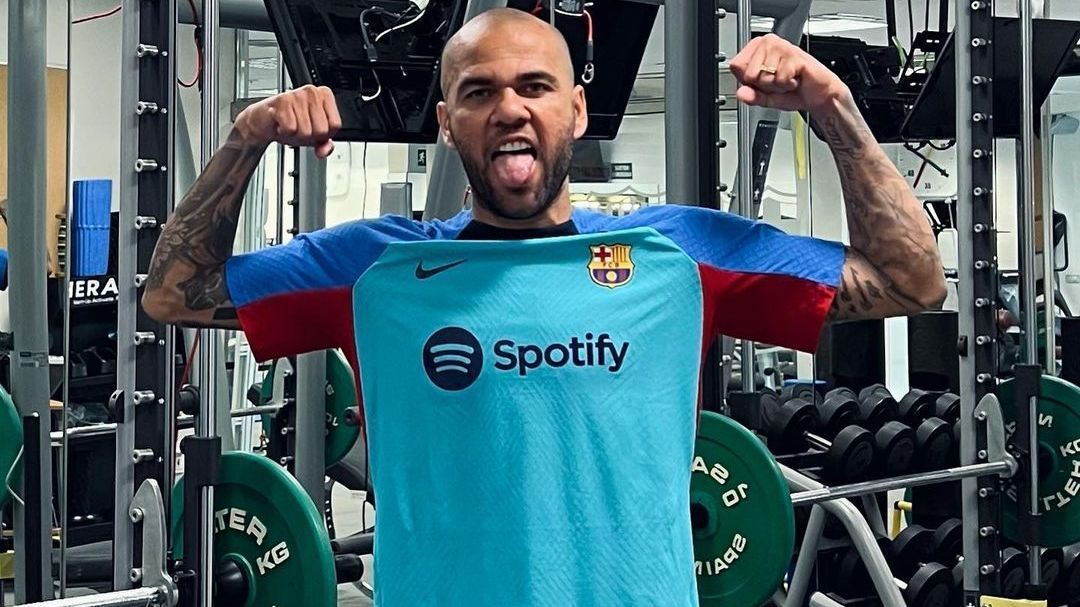 Dani Alves appeared in a Barcelona outfit and thanked the club for allowing him to train ahead of Qatar 2022