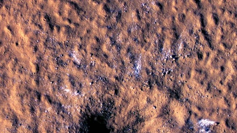 Meteorite impacts on Mars reveal what the Martian crust looks like