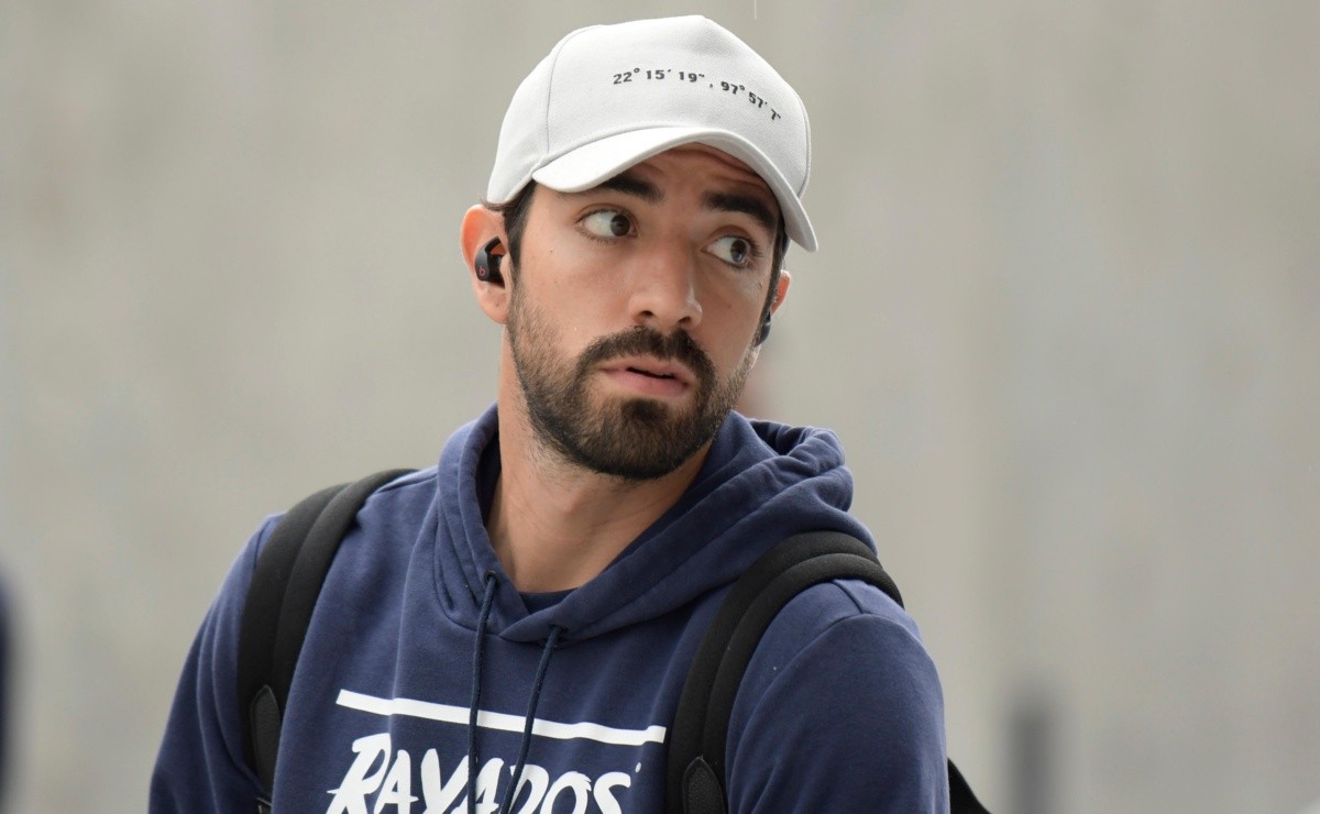 Rodolfo Pizarro cries out for someone to save him: Chivas, is it you?