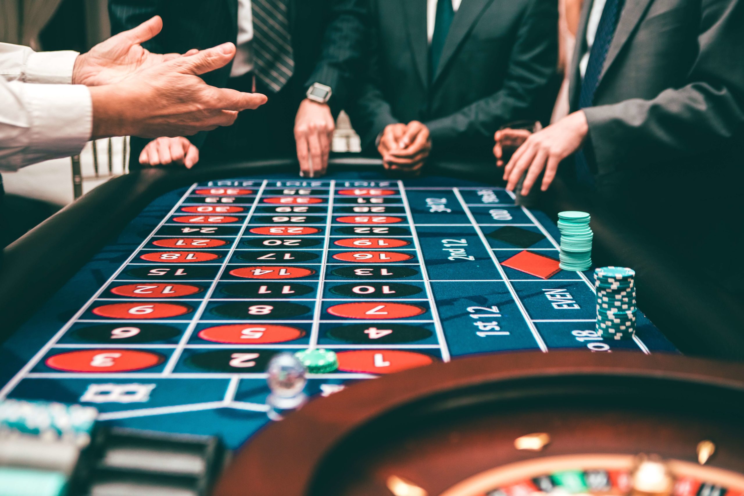 The Pros and Cons of Online Casino Welcome Bonuses